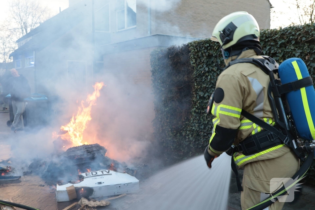Brand in papiercontainer veroorzaakt gevaarlijke situatie