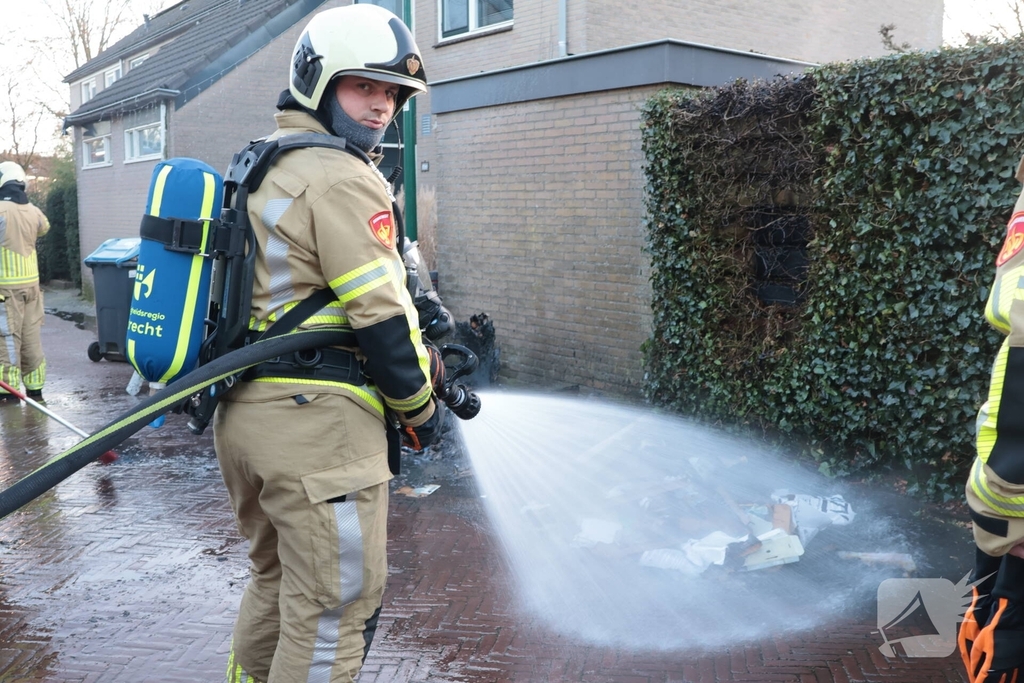Brand in papiercontainer veroorzaakt gevaarlijke situatie