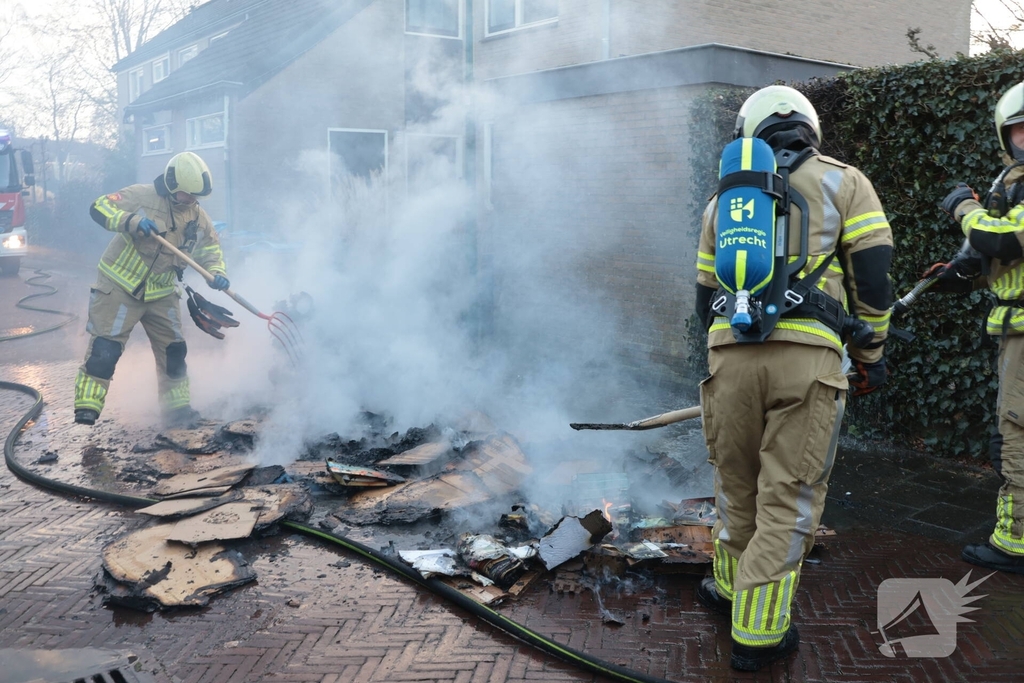 Brand in papiercontainer veroorzaakt gevaarlijke situatie