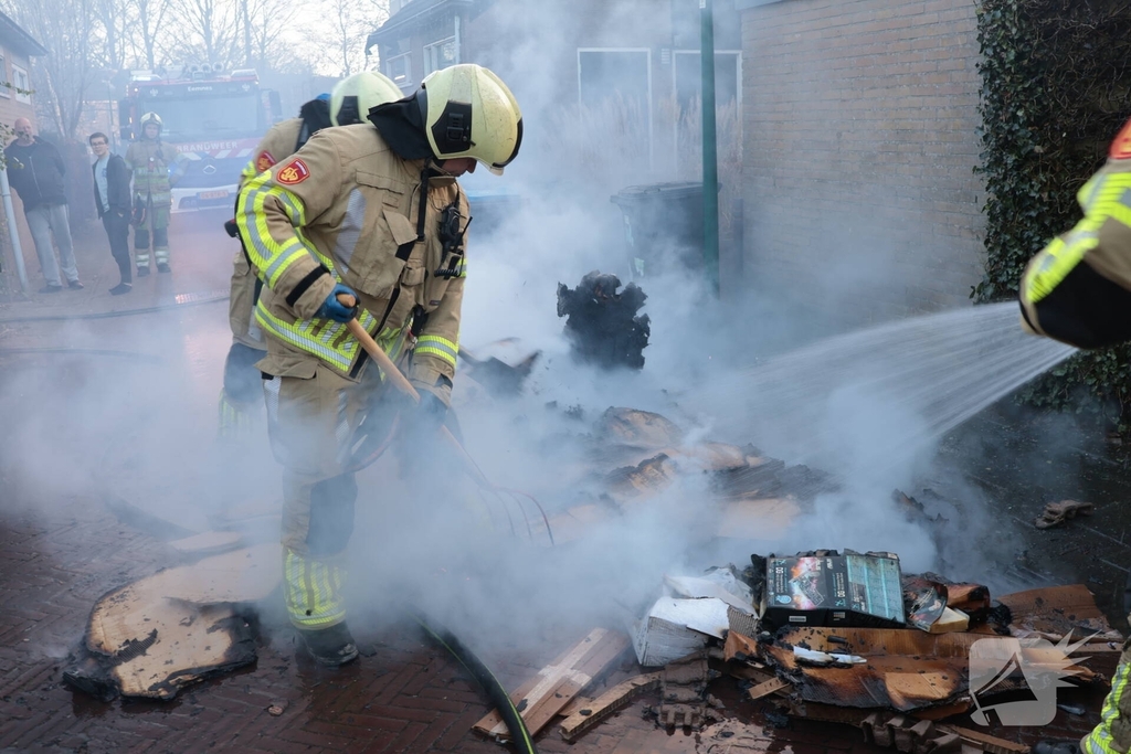 Brand in papiercontainer veroorzaakt gevaarlijke situatie