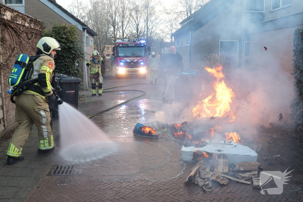 Brand in papiercontainer veroorzaakt gevaarlijke situatie