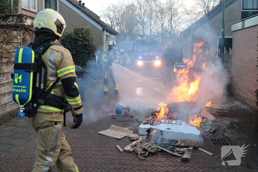 Brand in papiercontainer veroorzaakt gevaarlijke situatie