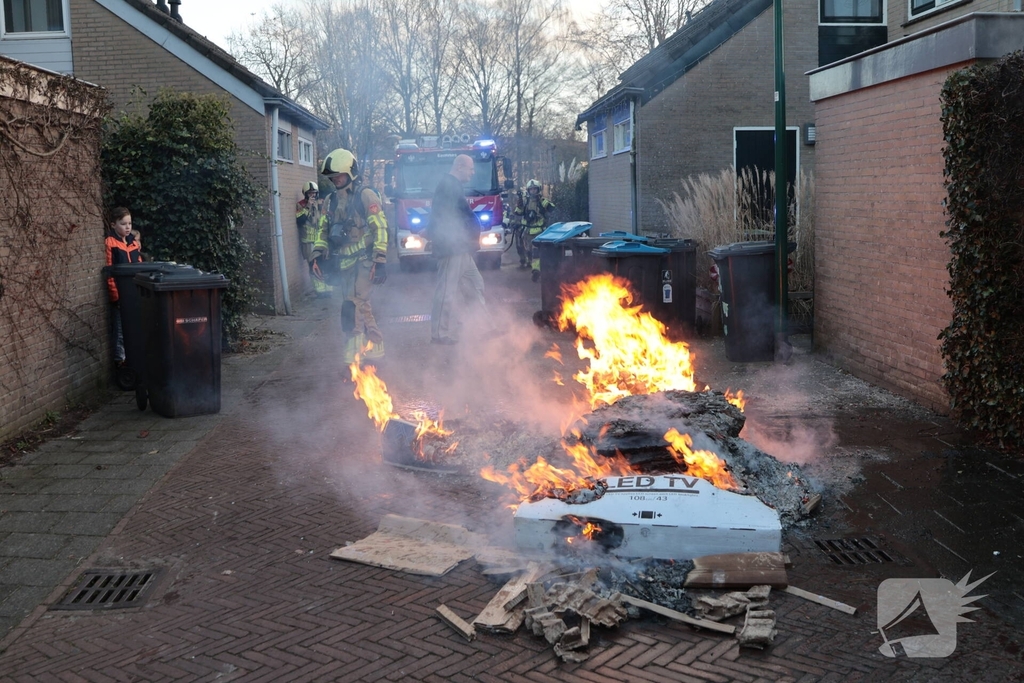 Brand in papiercontainer veroorzaakt gevaarlijke situatie