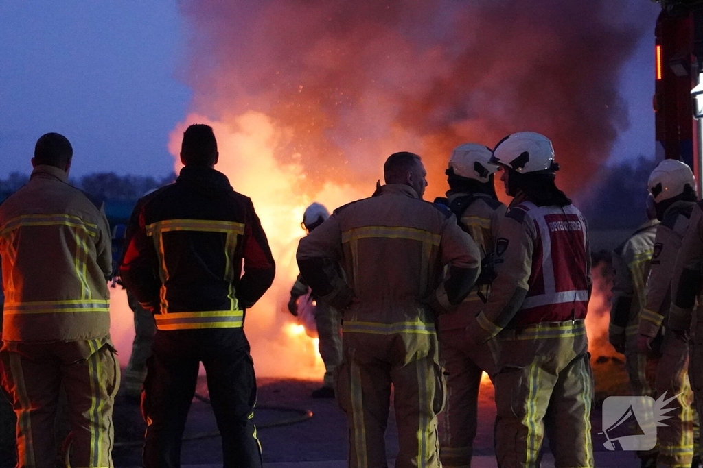 Auto in brand op oprit woonboerderij