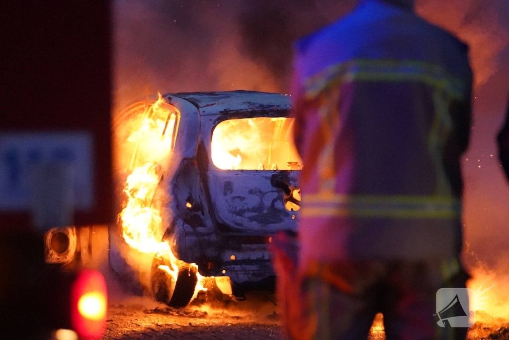 Auto in brand op oprit woonboerderij