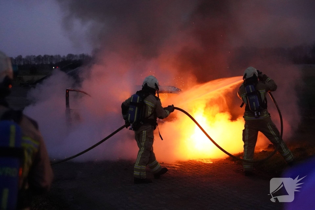 Auto in brand op oprit woonboerderij