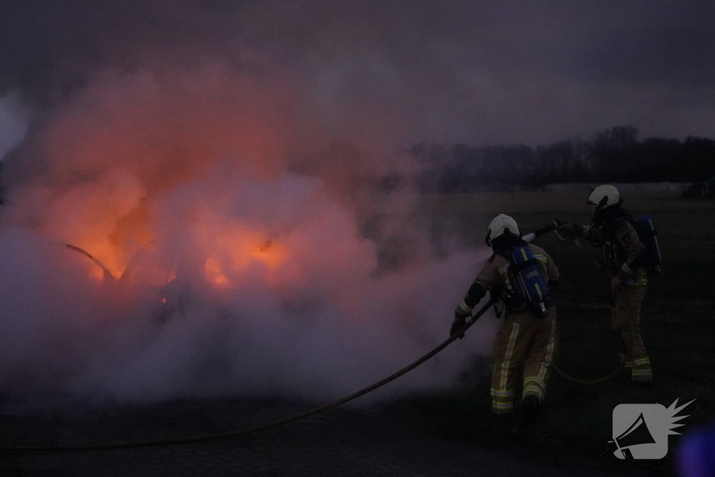 Auto in brand op oprit woonboerderij