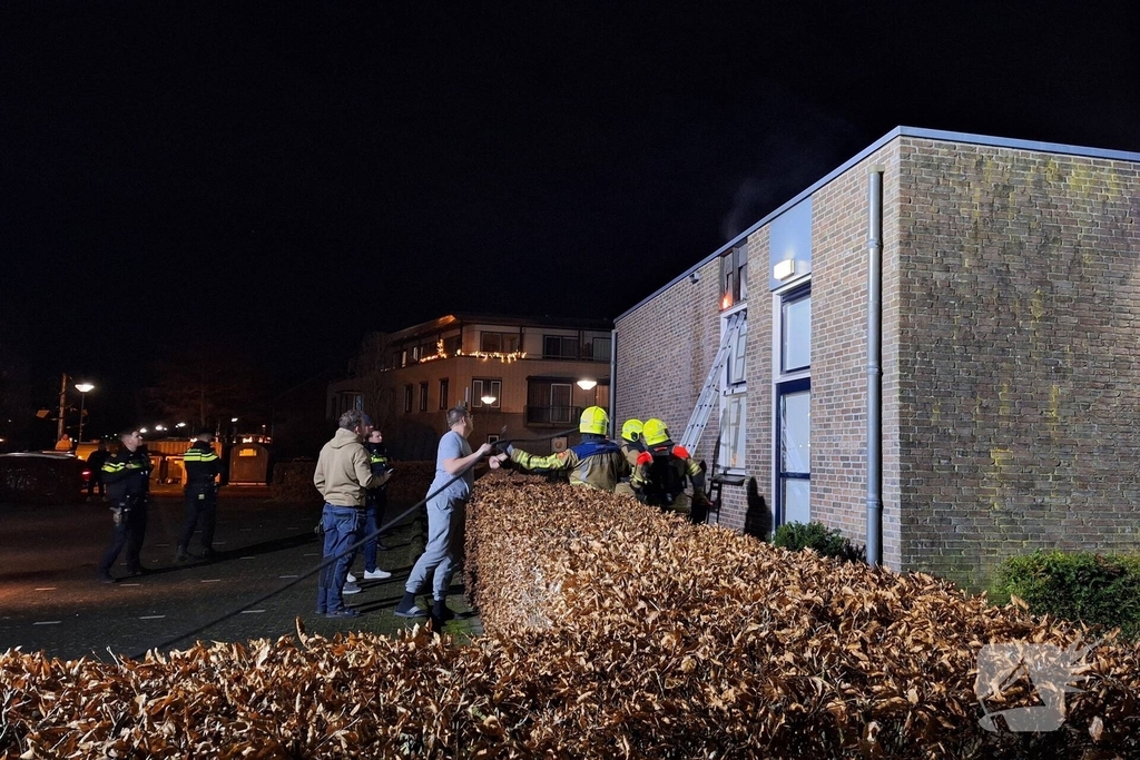 Brand in dakrand van kerk door vuurpijl
