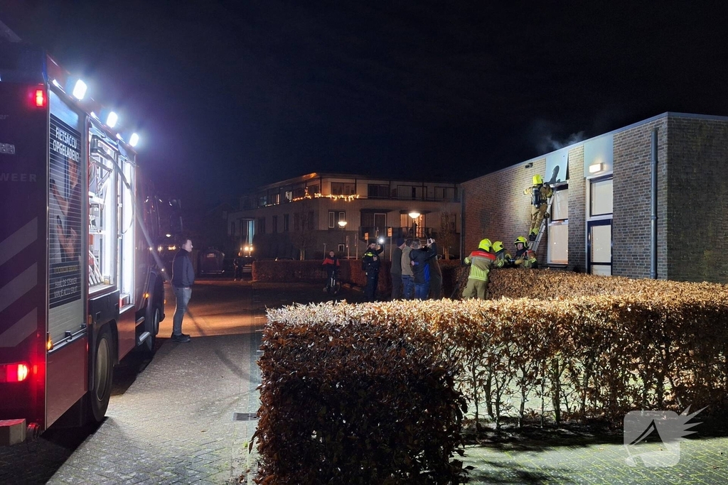 Brand in dakrand van kerk door vuurpijl