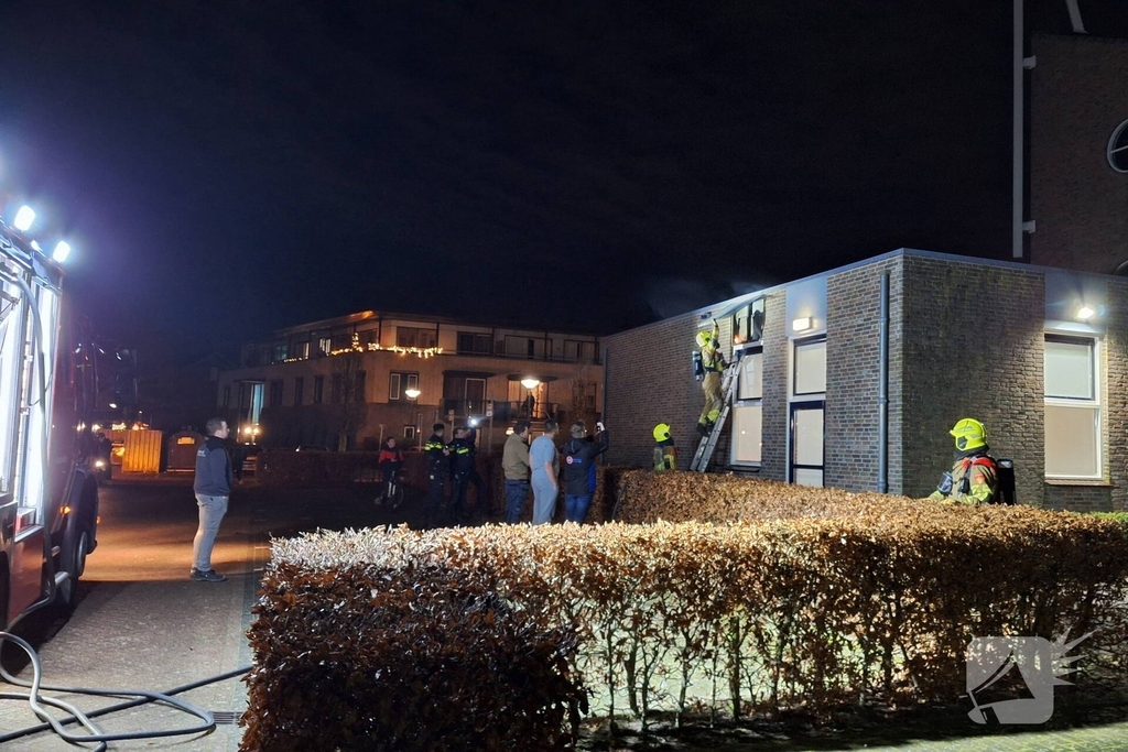 Brand in dakrand van kerk door vuurpijl