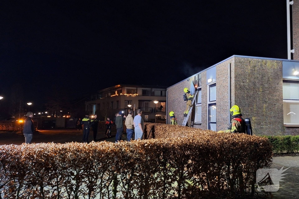 Brand in dakrand van kerk door vuurpijl