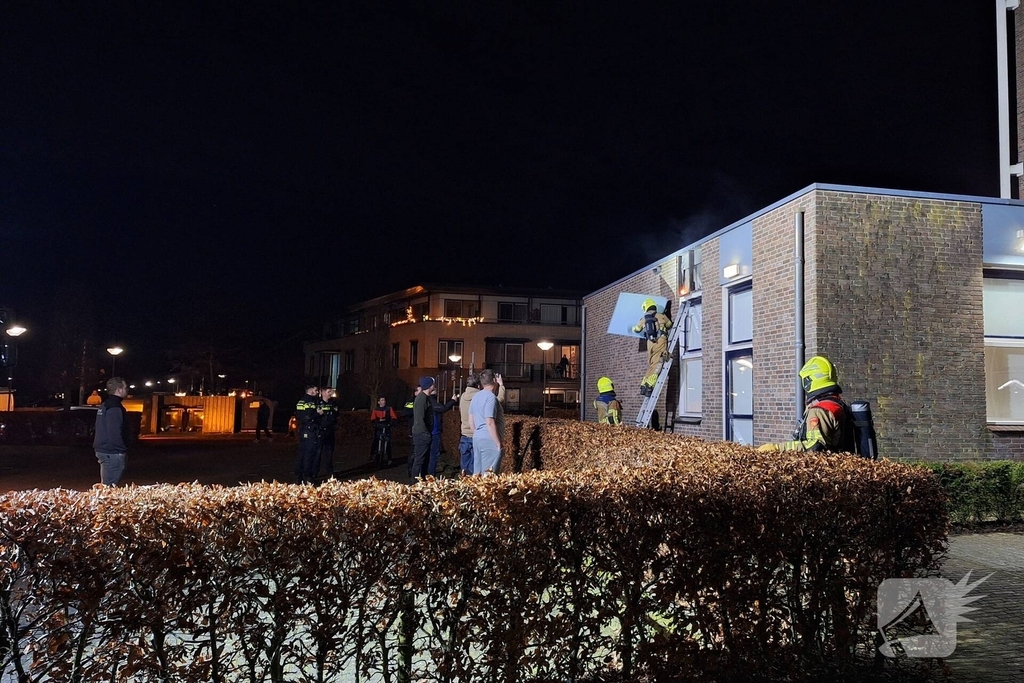 Brand in dakrand van kerk door vuurpijl