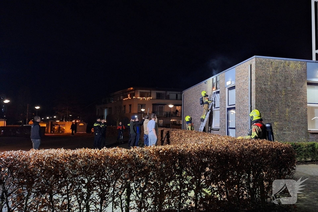 Brand in dakrand van kerk door vuurpijl