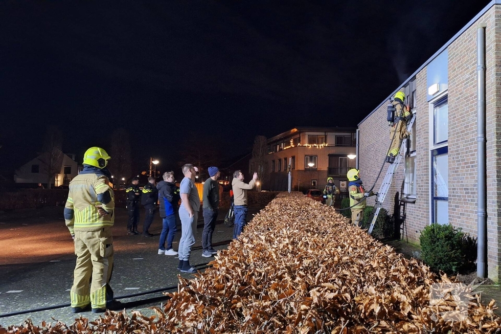 Brand in dakrand van kerk door vuurpijl