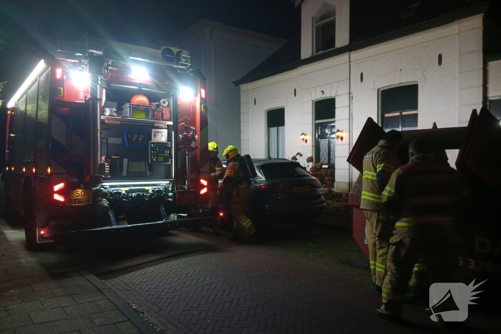 Omwoners starten met blussing van containerbrand