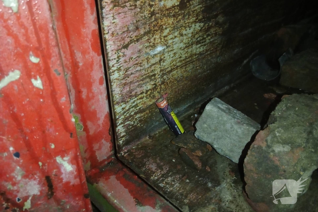 Omwoners starten met blussing van containerbrand