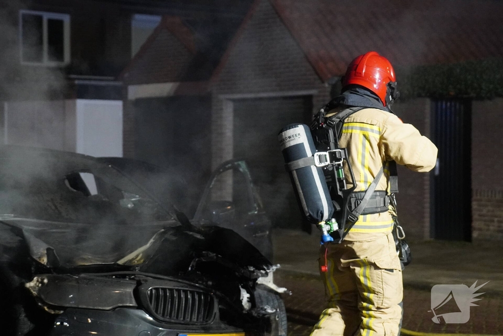 Geparkeerde auto verwoest door brand