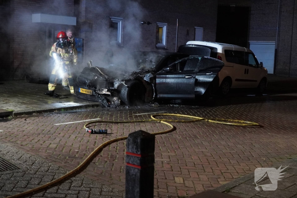 Geparkeerde auto verwoest door brand