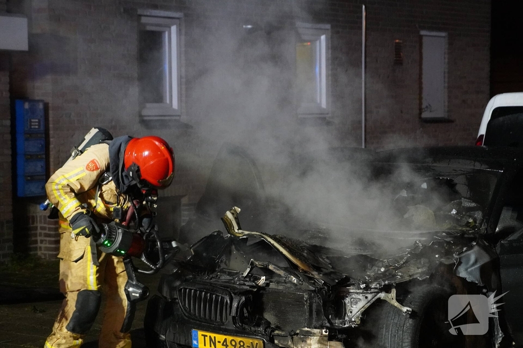 Geparkeerde auto verwoest door brand