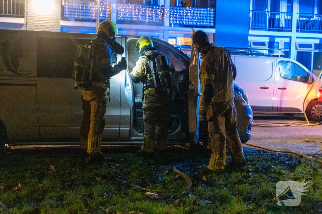 Wegrennende jongeren en aanmaakblokjes na brand in bestelbus