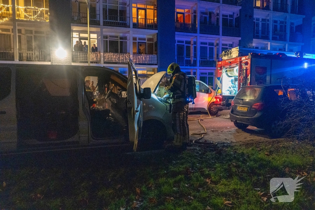 Wegrennende jongeren en aanmaakblokjes na brand in bestelbus
