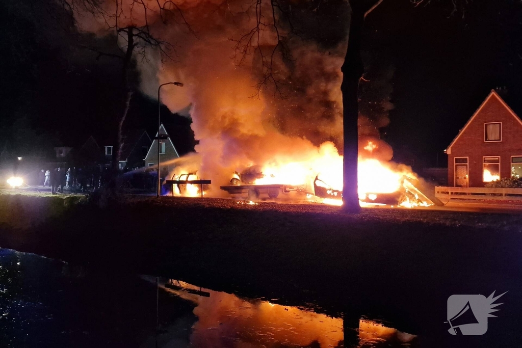 Auto's, aanhanger en caravan in vlammen op