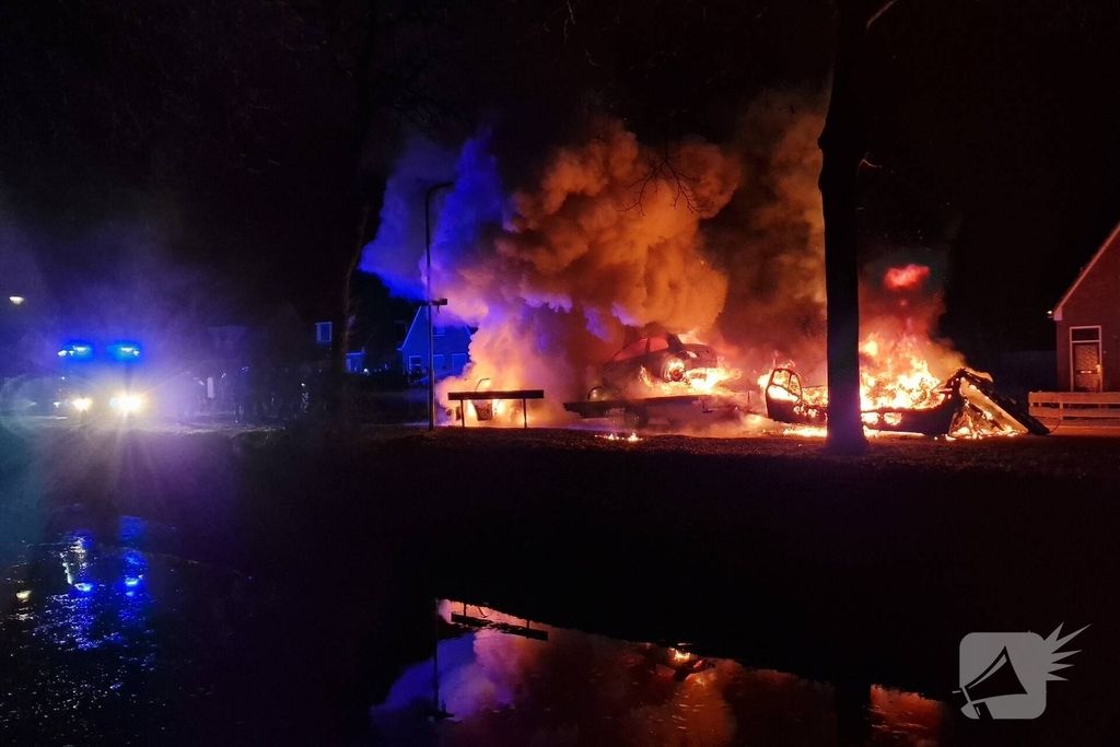 Auto's, aanhanger en caravan in vlammen op