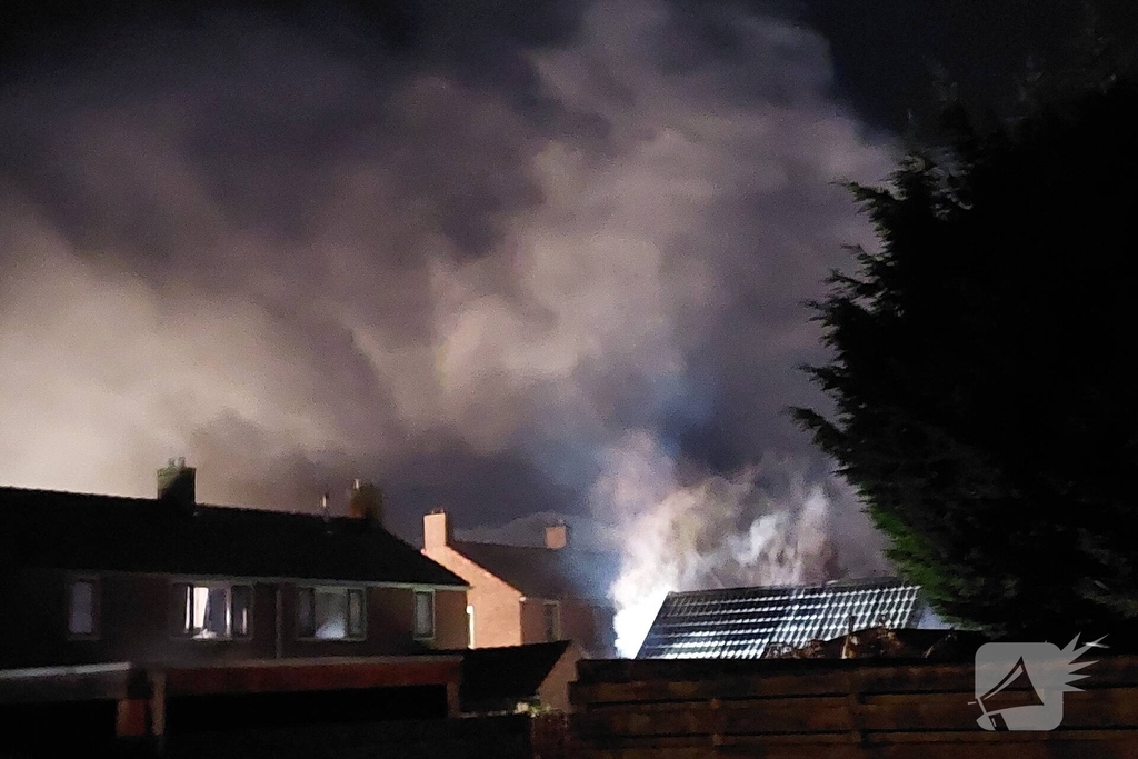 Forse rookontwikkeling door brand in bijgebouw