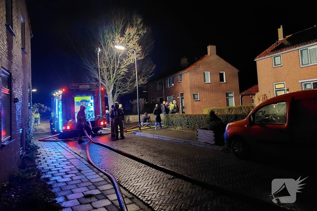 Forse rookontwikkeling door brand in bijgebouw