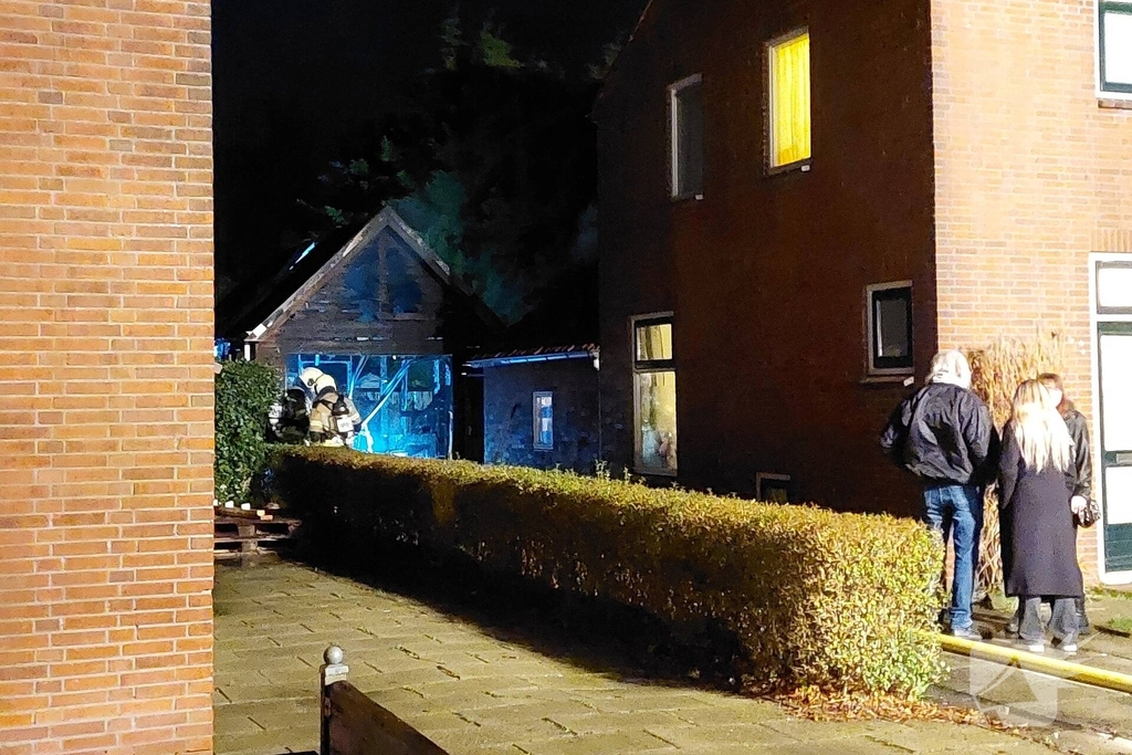 Forse rookontwikkeling door brand in bijgebouw