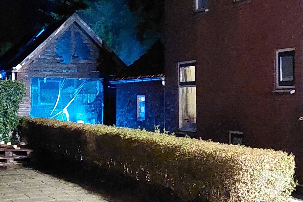 Forse rookontwikkeling door brand in bijgebouw