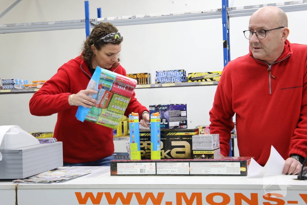 Laatste verkoopdag vuurwerk trekt veel bezoekers