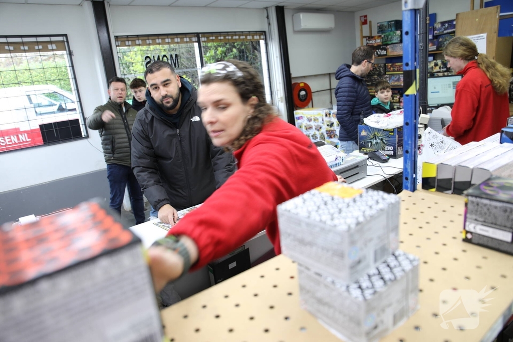 Laatste verkoopdag vuurwerk trekt veel bezoekers