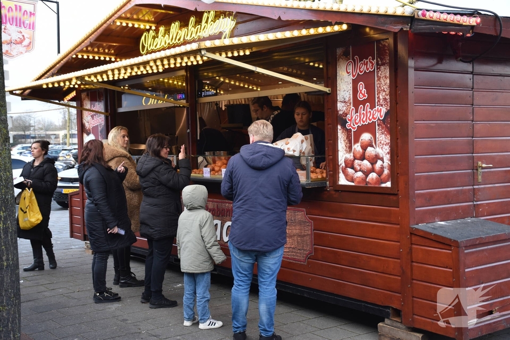 Gezellige drukte in winkelcentrum tijdens oudejaarsmorgen