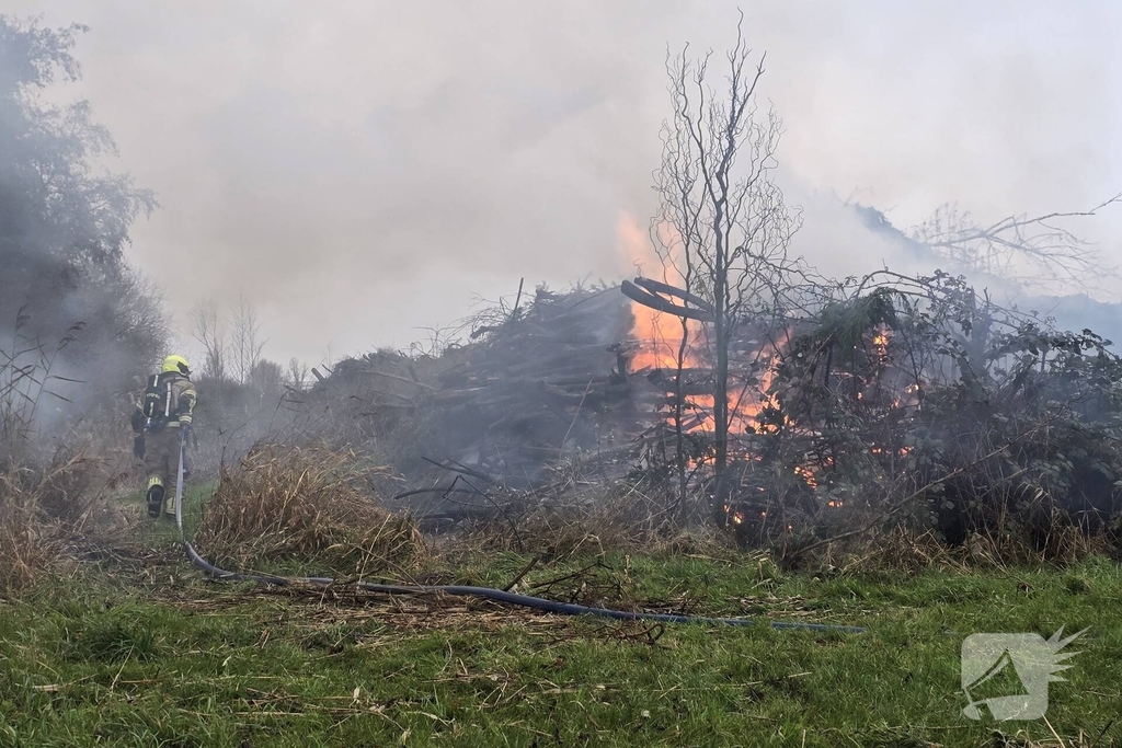 Brand in flinke berg met afval