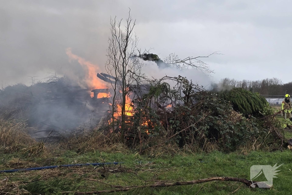 Brand in flinke berg met afval