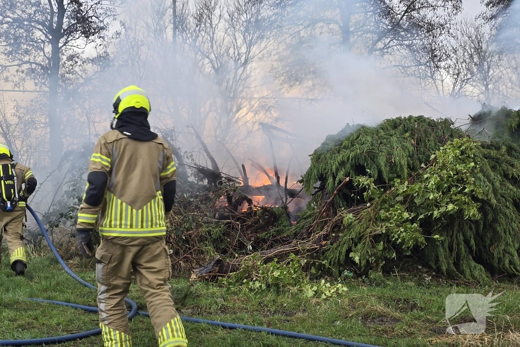 Brand in flinke berg met afval