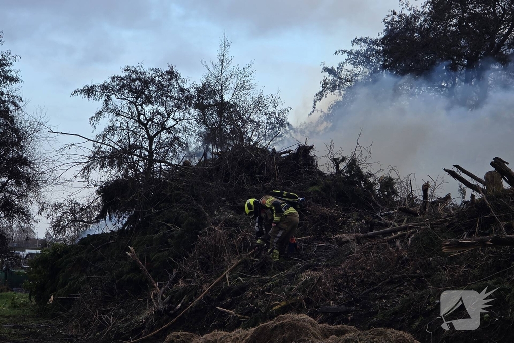 Brand in flinke berg met afval