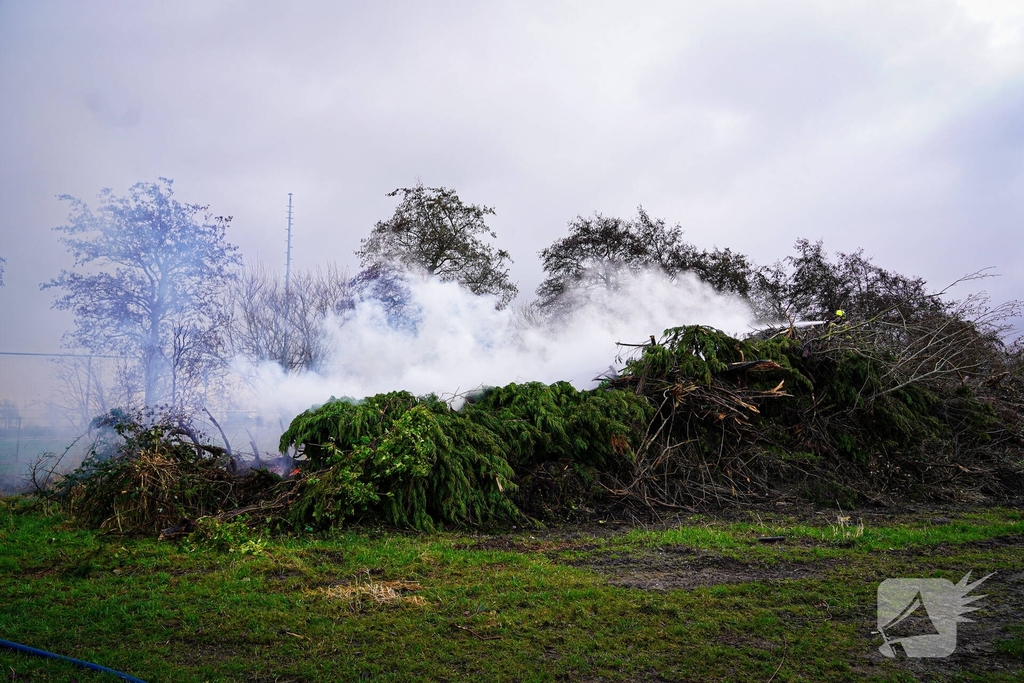 Brand in flinke berg met afval
