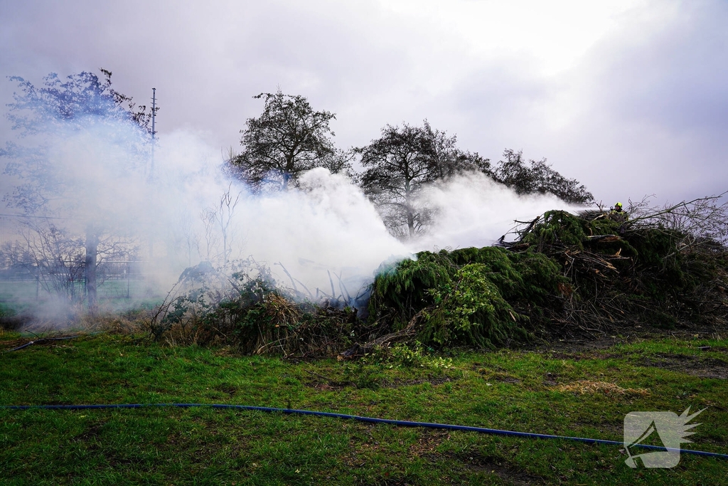 Brand in flinke berg met afval