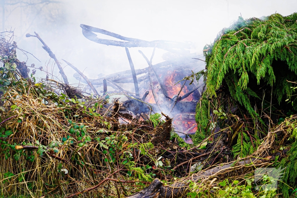 Brand in flinke berg met afval