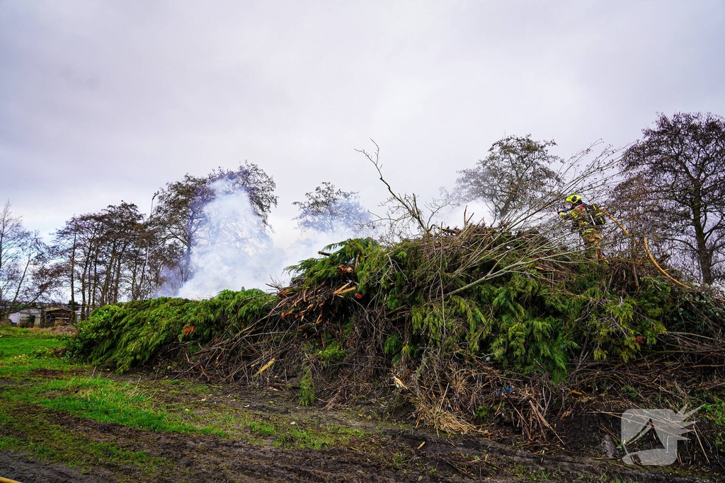 Brand in flinke berg met afval