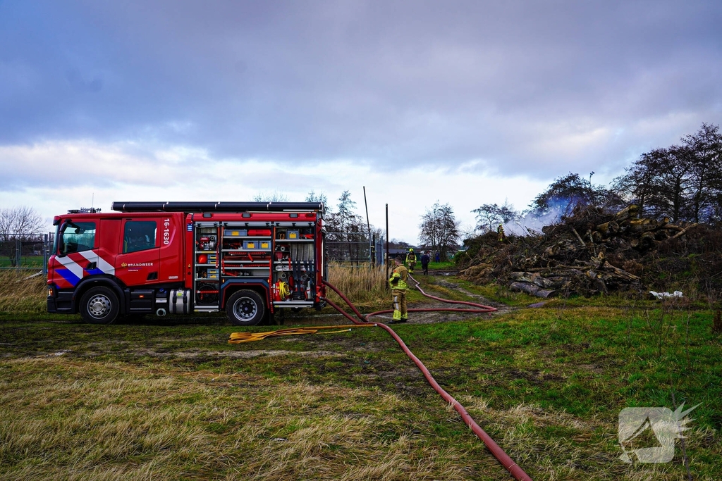 Brand in flinke berg met afval