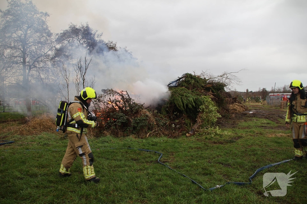 Brand in flinke berg met afval