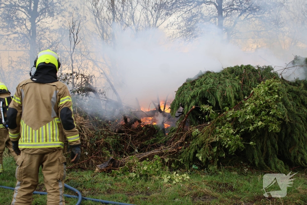 Brand in flinke berg met afval