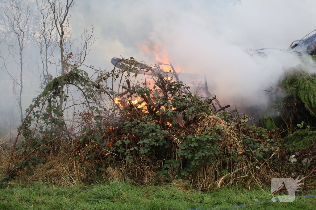 Brand in flinke berg met afval