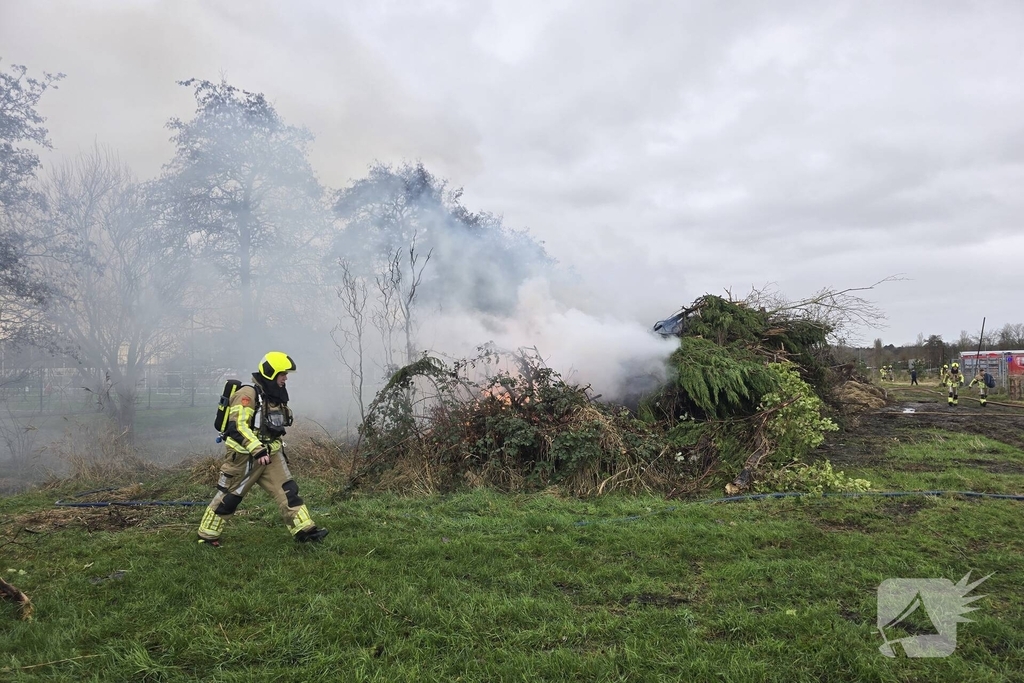 Brand in flinke berg met afval