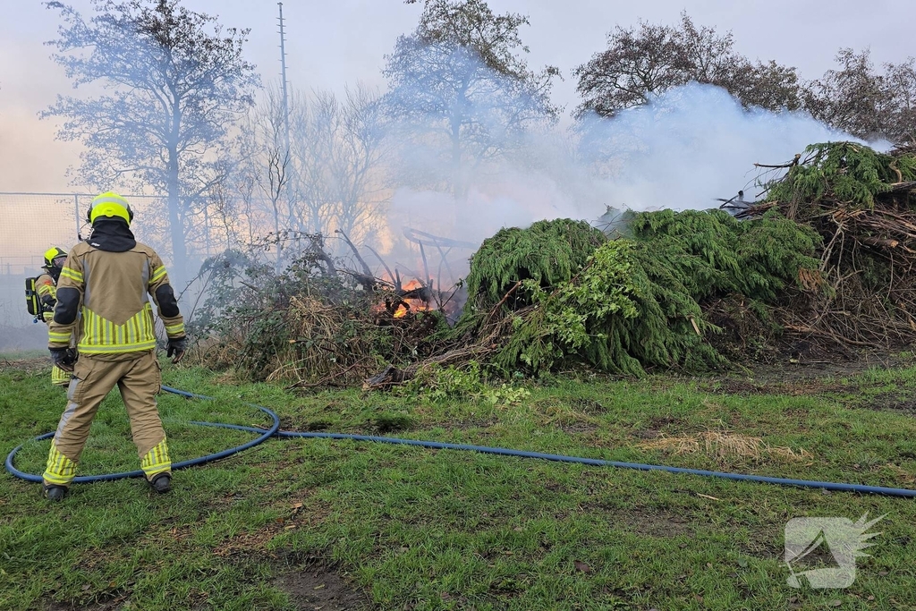 Brand in flinke berg met afval