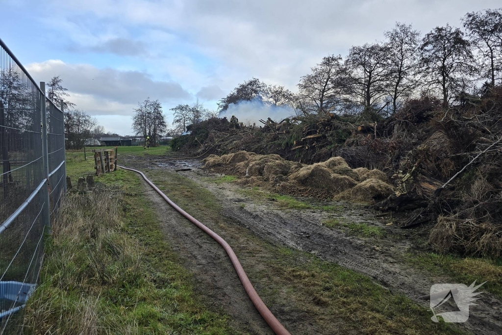 Brand in flinke berg met afval