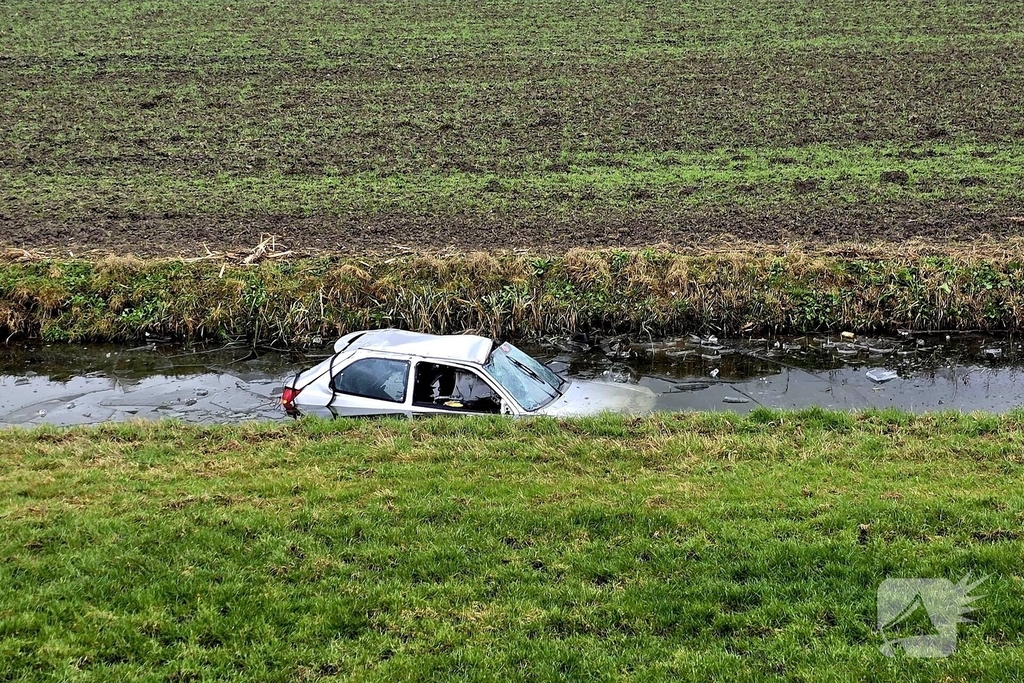 Dronken persoon rijdt van duik en word uit auto geslingerd